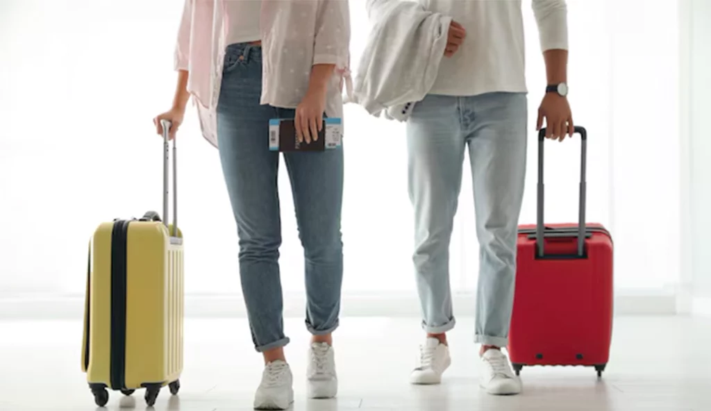 Pareja con maletas aeropuerto